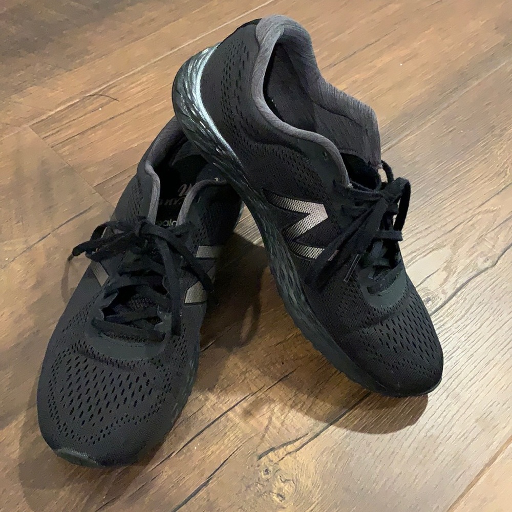 Women’s new balance fresh foam black tennis shoe